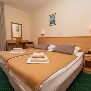 Zimmer mit Kingsize-Bett